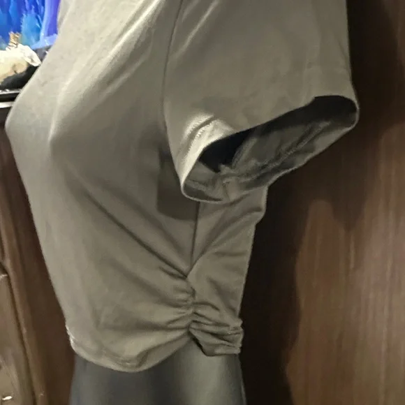 Chic Gray Cropped Tee - Picture 3 of 4